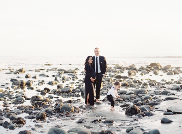 thegreatromance-formal-family-portrait-beach